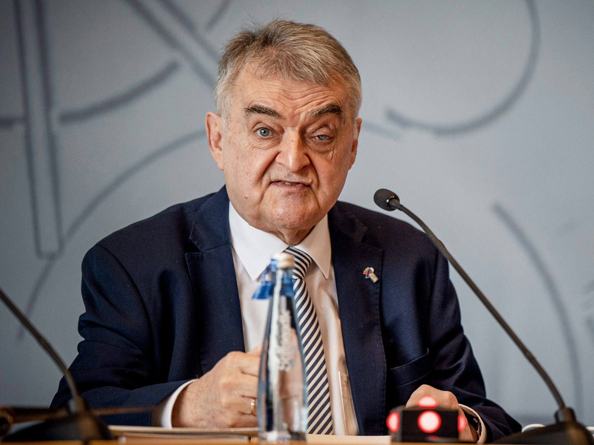 Herbert Reul (CDU), Innenminister von Nordrhein-Westfalen, spricht bei der Pressekonferenz zum Verfassungsschutzbericht im Landtag. Reul hat nach dem Anti-Terror-Einsatz in Castrop-Rauxel das Zögern der Politik bei der Informationsbeschaffung im Netz kritisiert.