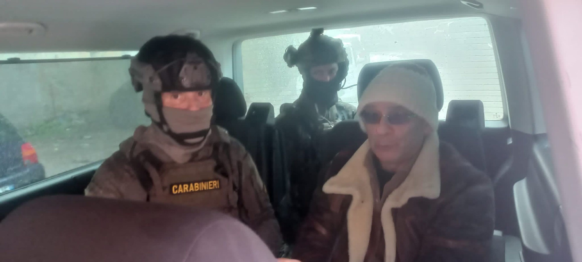 Matteo Messina Denaro (r), der Chef der sizilianischen Cosa Nostra, sitzt nach seiner Festnahme in einem Fahrzeug der Polizei.