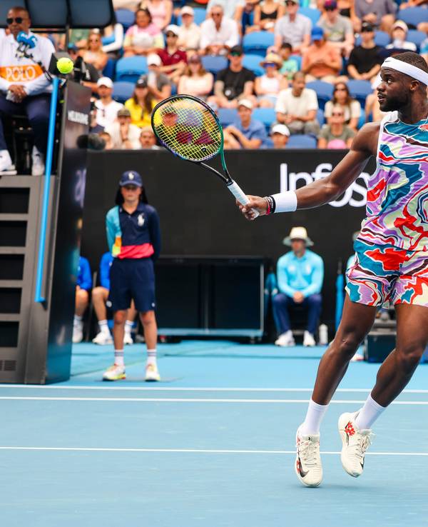Frances Tiafoe spielt Tennis.