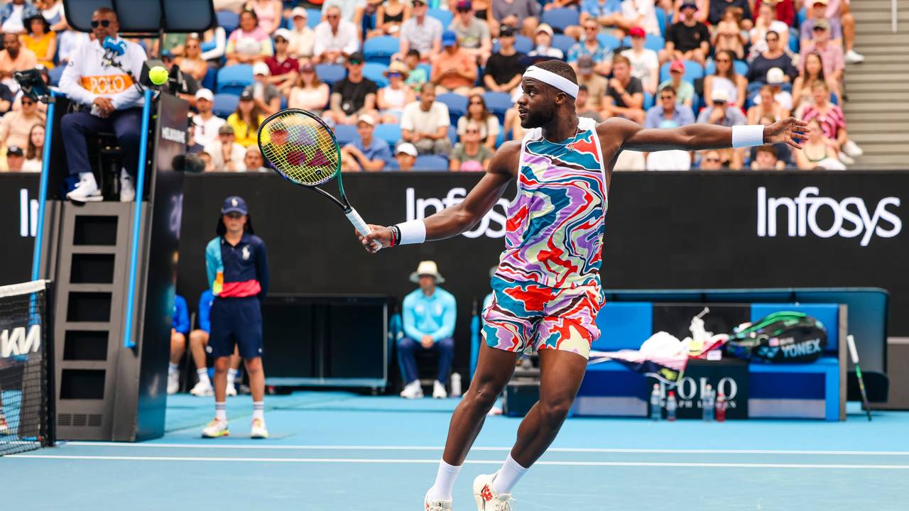 Frances Tiafoe spielt Tennis.