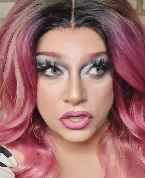 Pam Pengco spricht auf dem queeren TikTok-Kanal von EXPRESS.de über ihr Coming-out. Genau genommen hatte die Dragqueen sogar zwei.