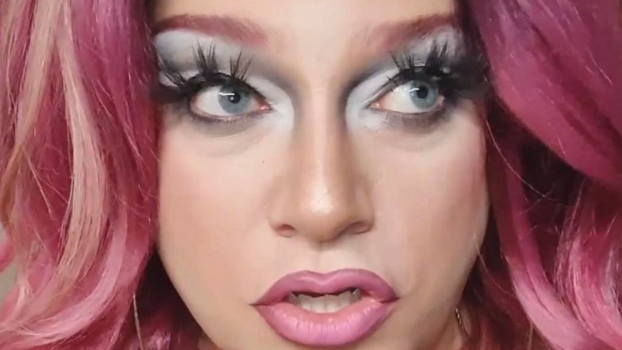 Pam Pengco spricht auf dem queeren TikTok-Kanal von EXPRESS.de über ihr Coming-out. Genau genommen hatte die Dragqueen sogar zwei.