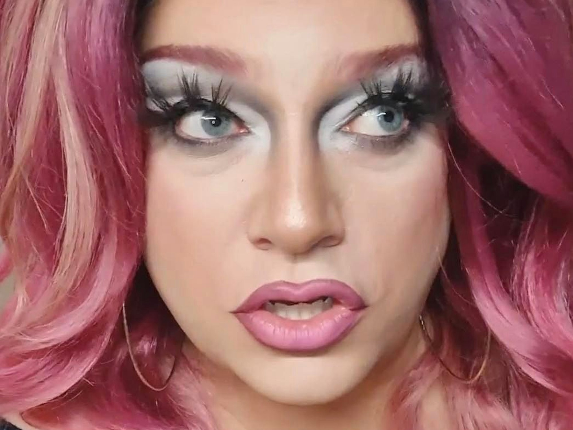 Pam Pengco spricht auf dem queeren TikTok-Kanal von EXPRESS.de über ihr Coming-out. Genau genommen hatte die Dragqueen sogar zwei.