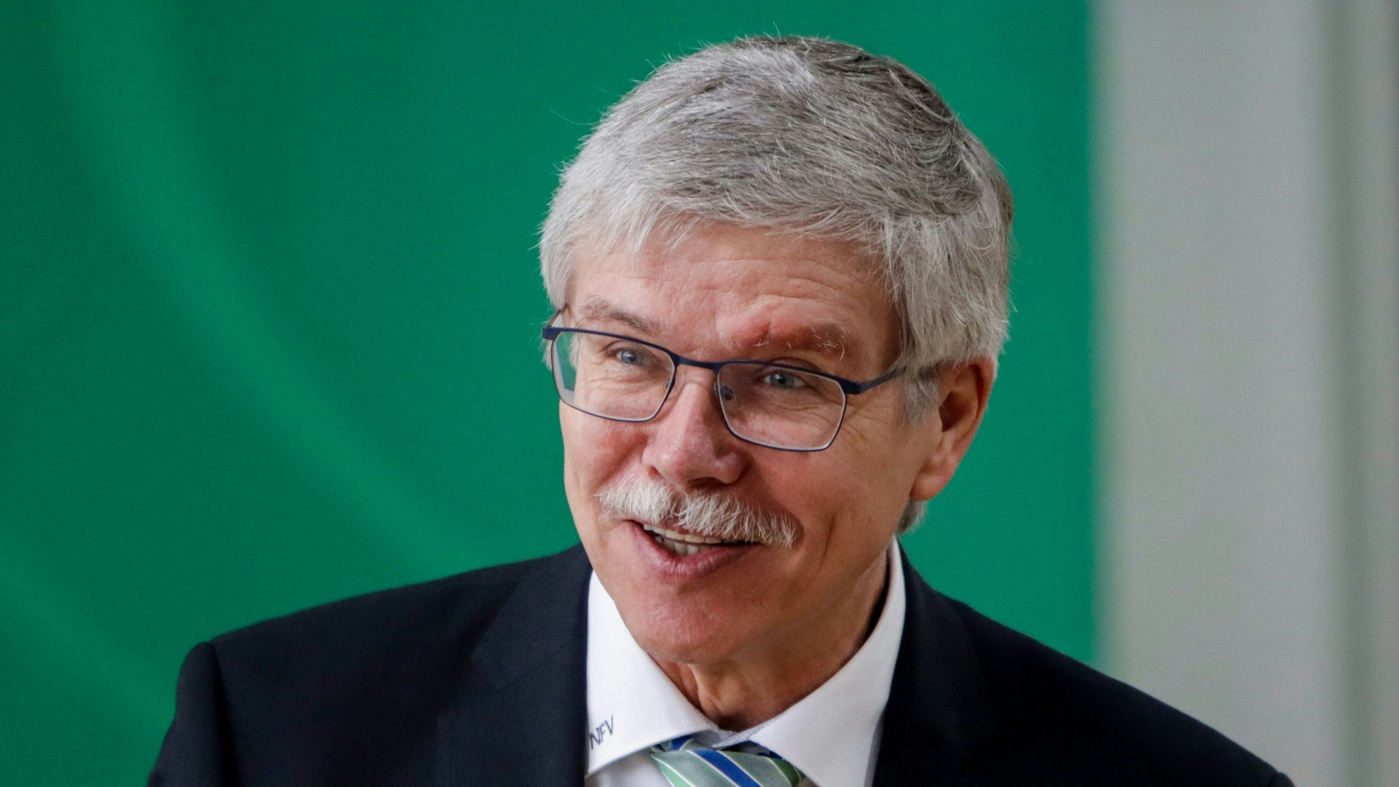 Ralph-Uwe Schaffert, Präsident des Norddeutschen Fußballverbandes (NFV) und Vizepräsident des Derutschen Fußball-Bundes (DFB) lacht in die Kamera.