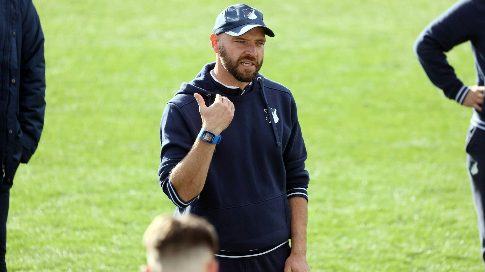 Stephan Lerch gibt seinen Spielern Anweisungen auf dem Rasen.