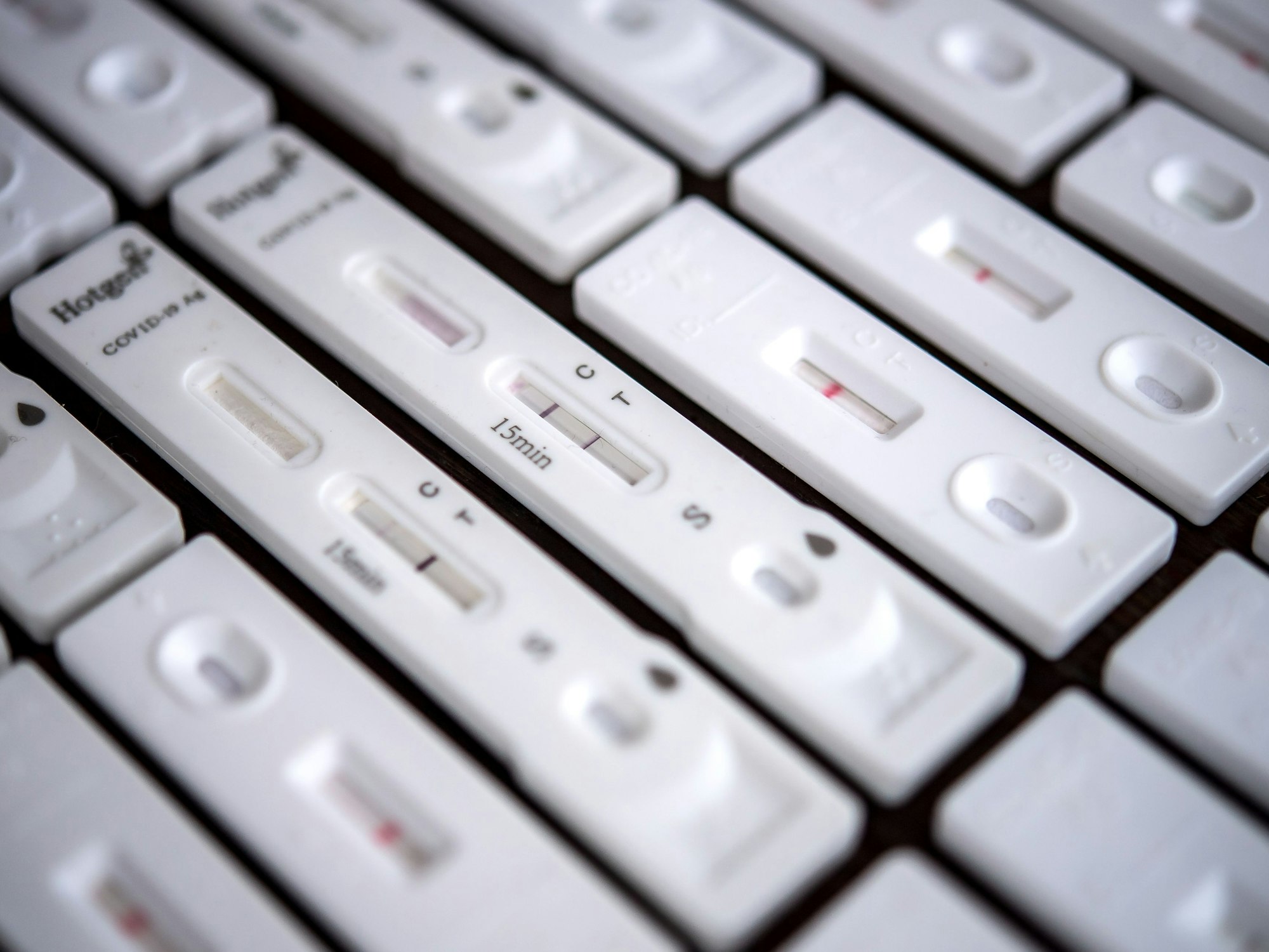Antigen-Schnelltests für den Nachweis von SARS-CoV-2 liegen auf einem Tisch.