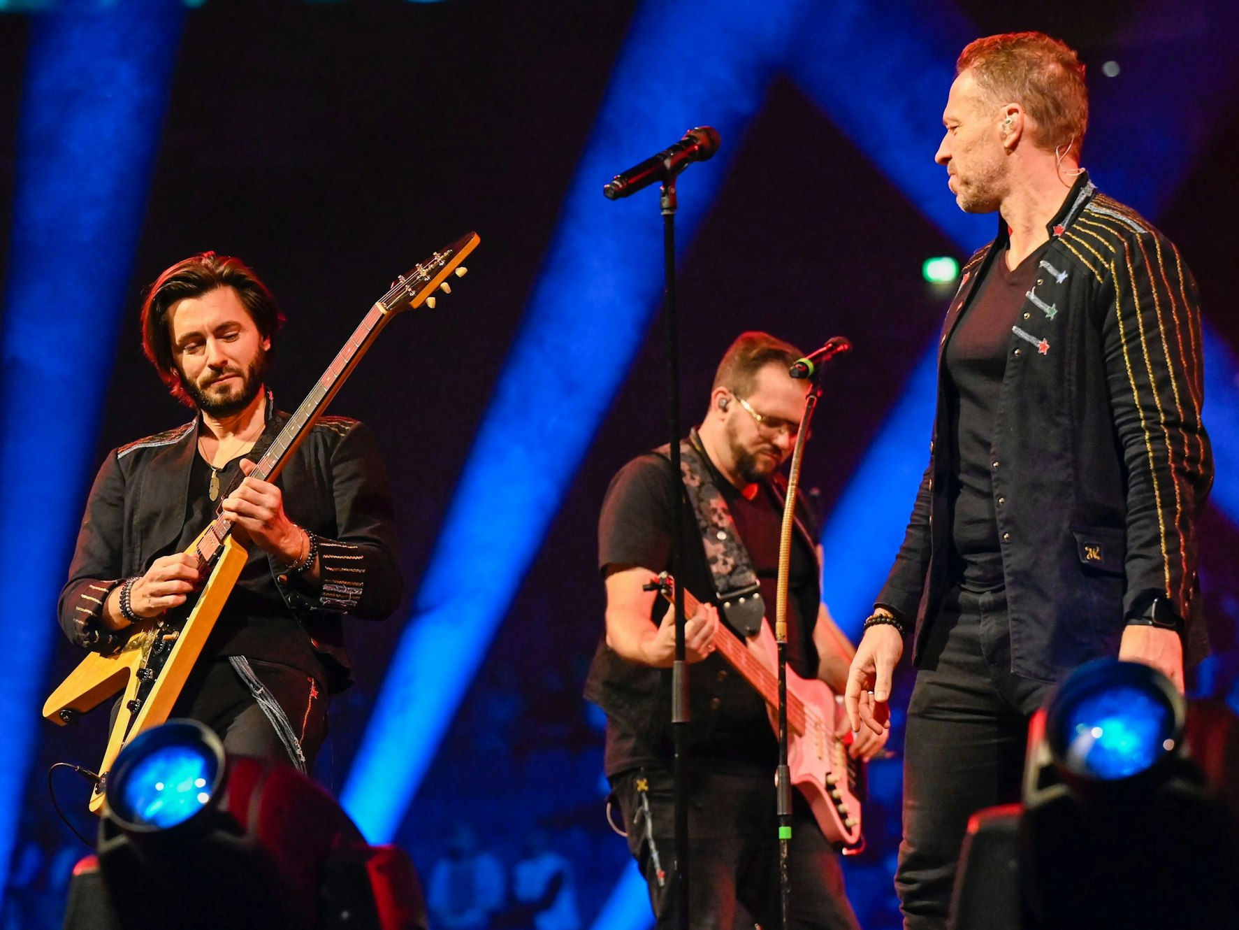 Vier Band-Mitglieder der Höhner performen auf der Bühne beim Arsch-huh-Konzert in Köln.