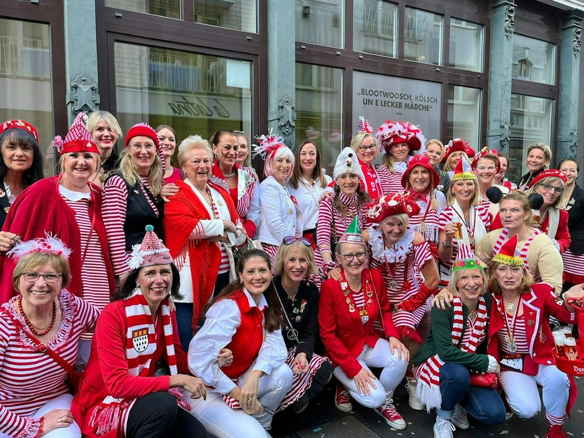 Jecke Demo vor dem Kölner Lindner-Hotel am Sonntag (15. Februar).