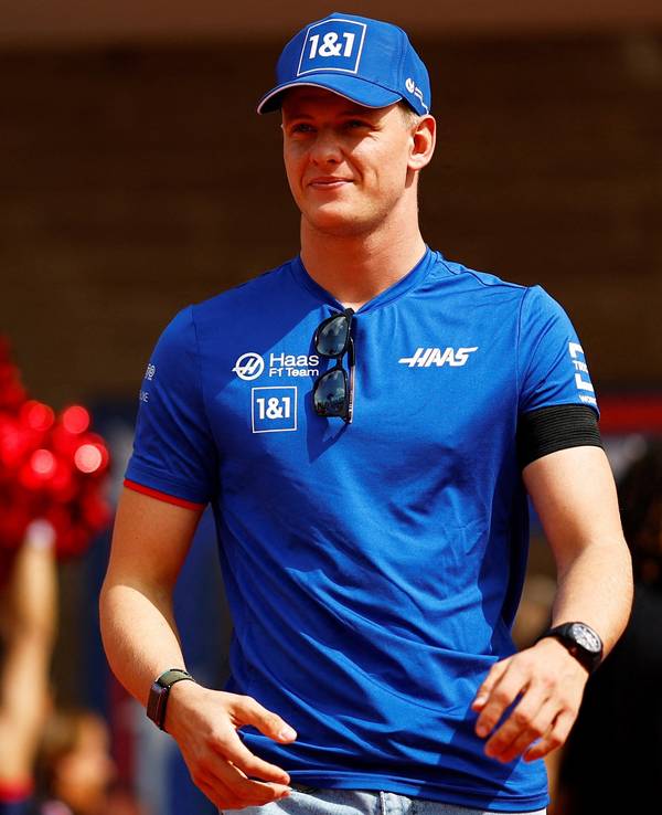 Mick Schumacher geht durch ein Spalier aus Cheerliederinnen.
