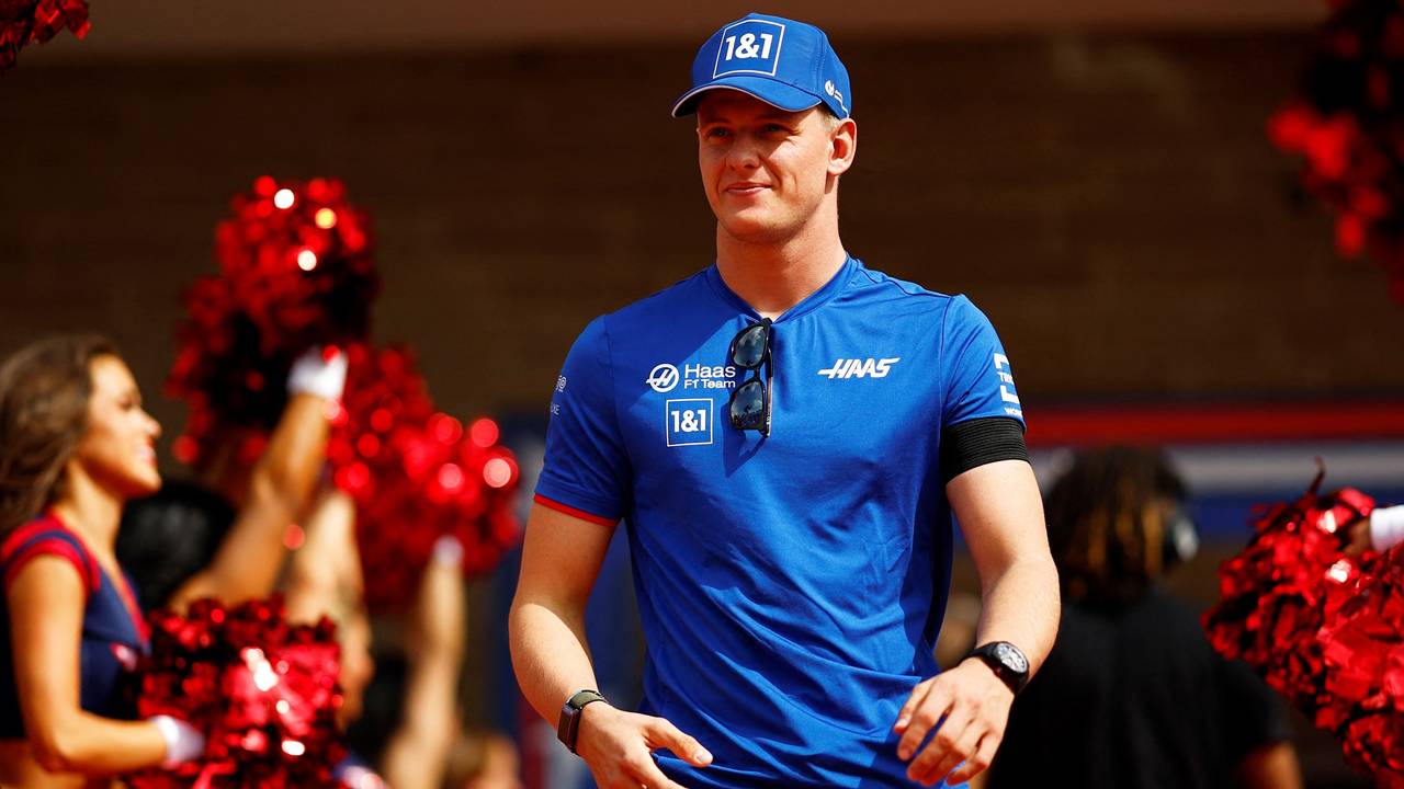 Mick Schumacher geht durch ein Spalier aus Cheerliederinnen.