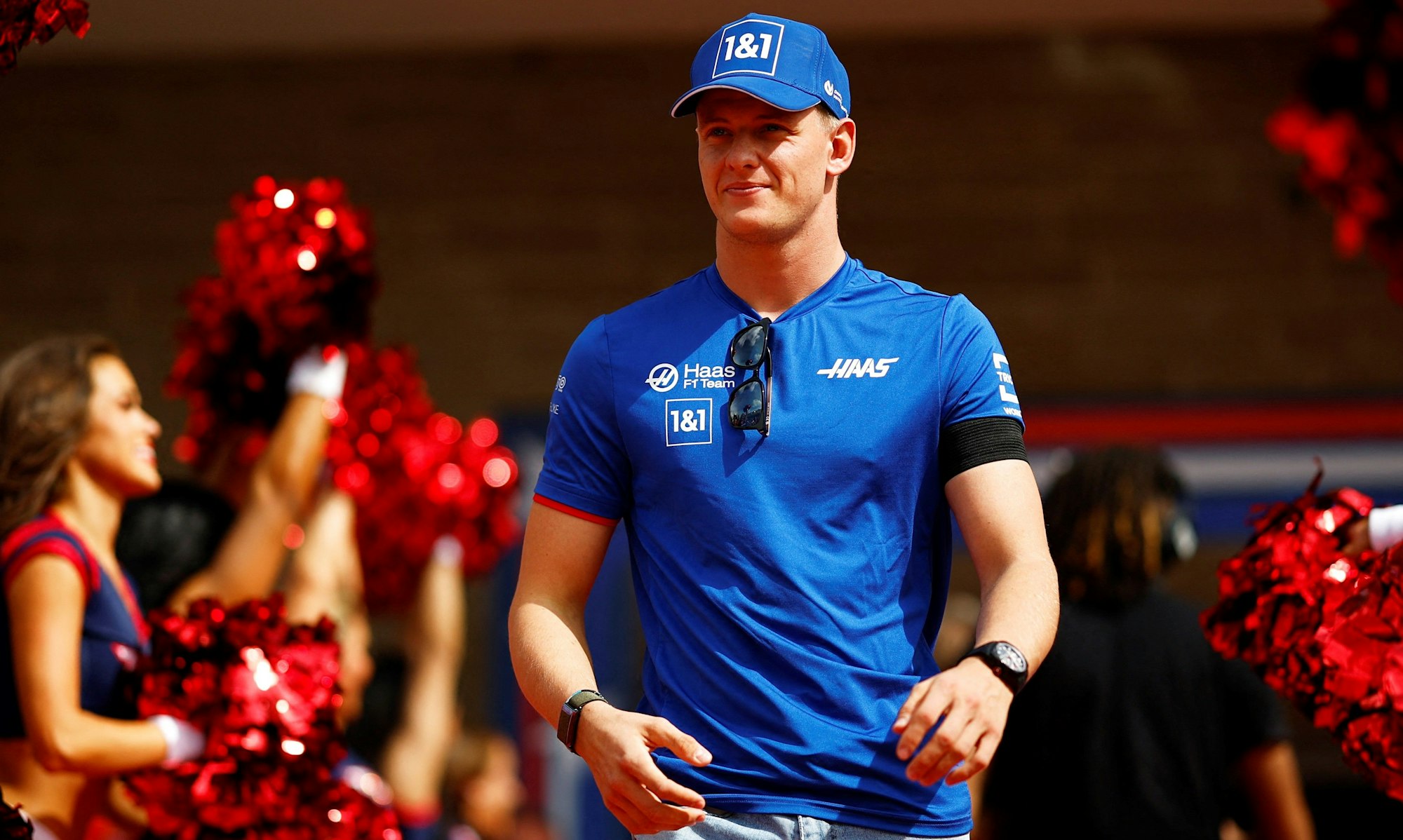 Mick Schumacher geht durch ein Spalier aus Cheerliederinnen.