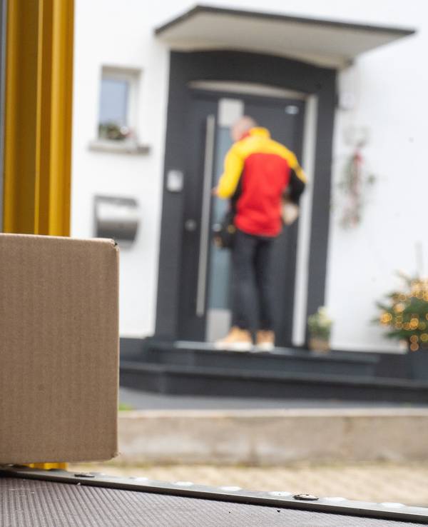 Der DHL-Bote stand bereits vor der Tür, das Paket lieferte er dennoch nicht ab. Unser Foto zeigt einen DHL-Mitarbeiter bei der Arbeit.