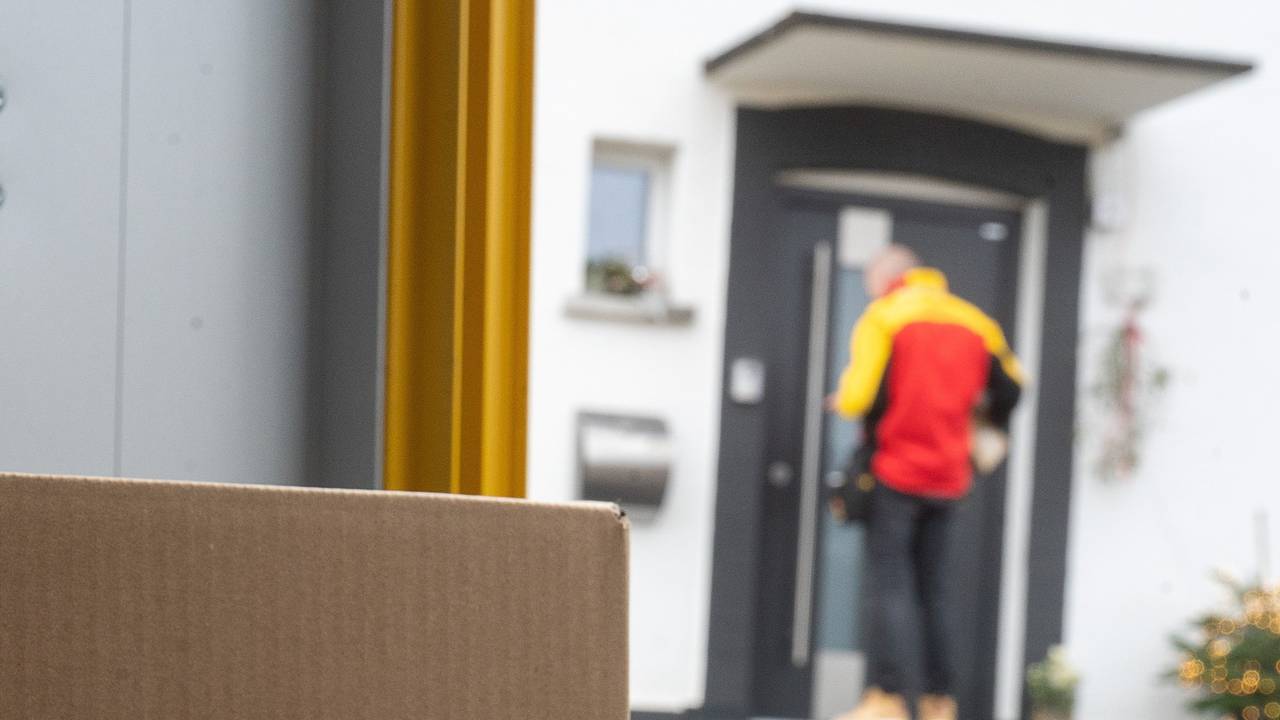 Der DHL-Bote stand bereits vor der Tür, das Paket lieferte er dennoch nicht ab. Unser Foto zeigt einen DHL-Mitarbeiter bei der Arbeit.