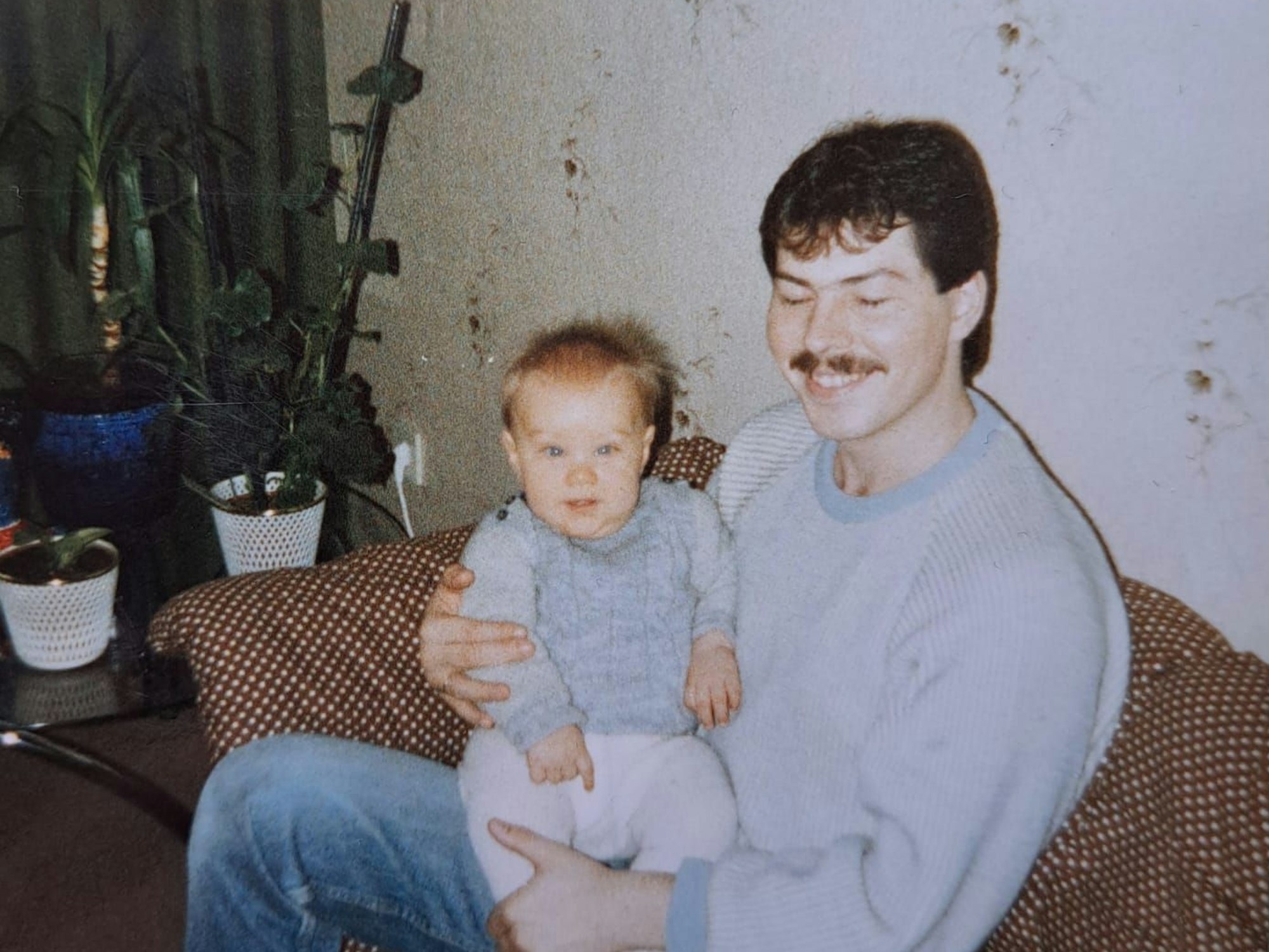 Marc Dominik Rosenzweig aus NRW auf einem Kinderfoto auf dem Arm seines Vaters.