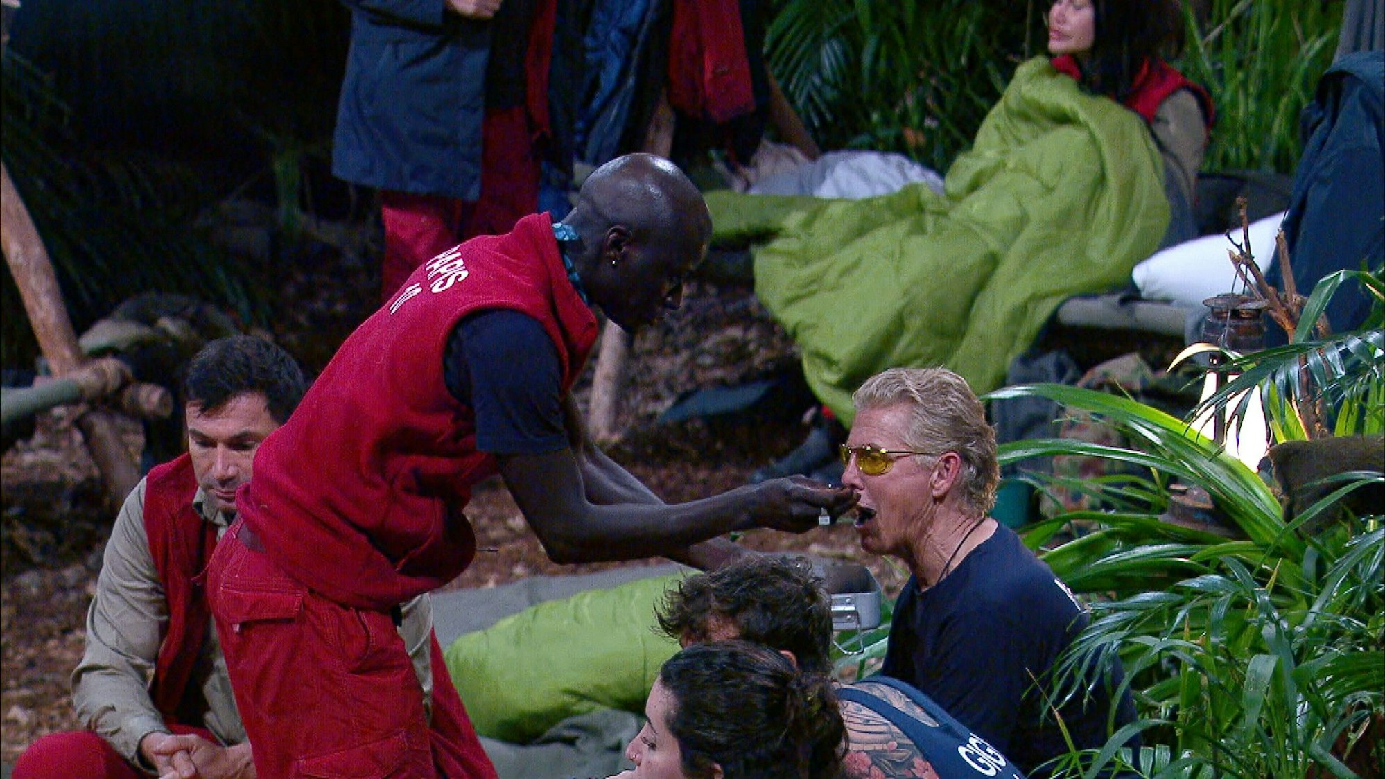 Teamchef Papis Loveday (l.) füttert fürsorglich Markus Mörl.