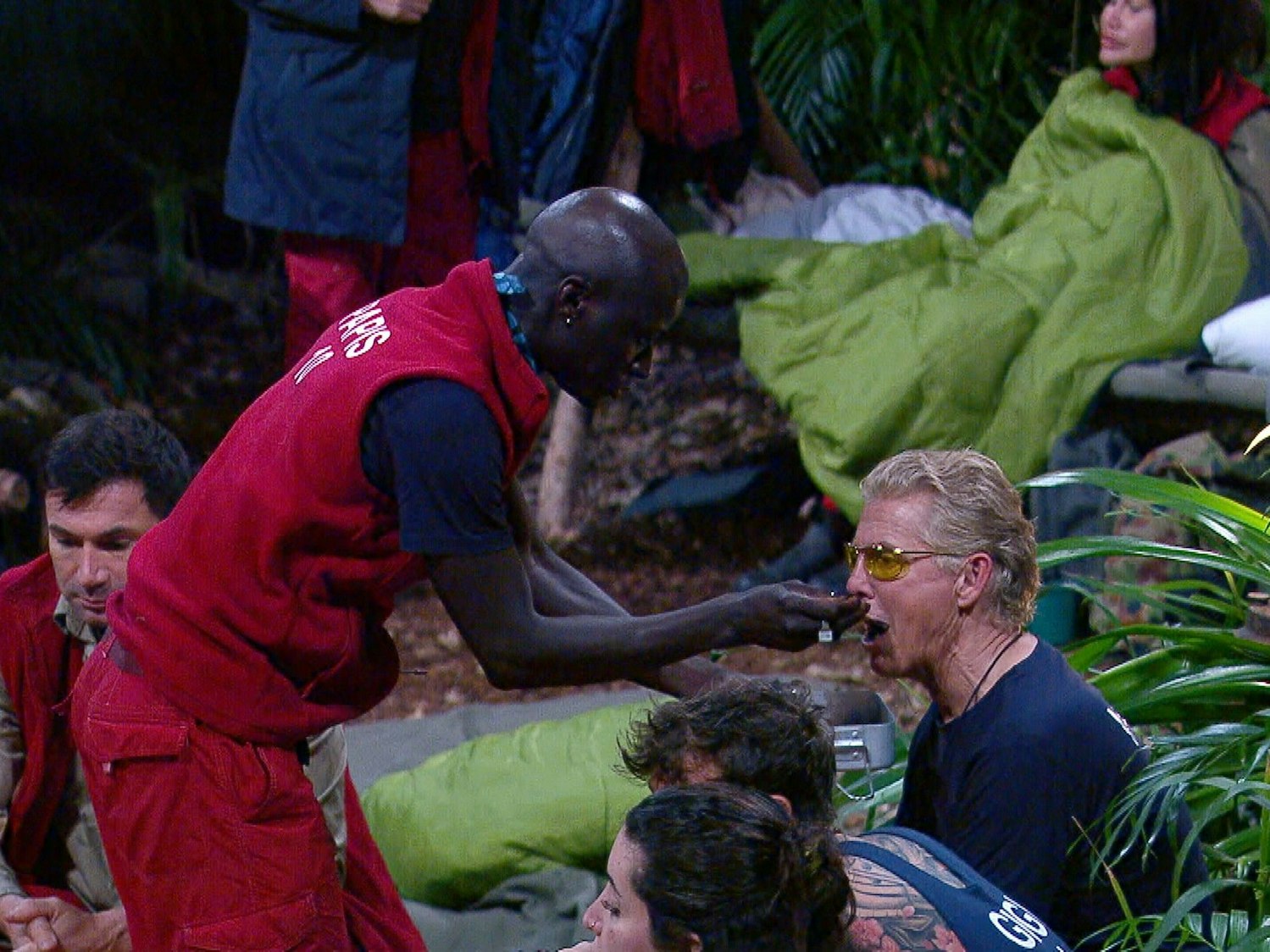 Tag 3 im Camp. Teamchef Papis Loveday (l.) füttert fürsorglich Markus Mörl.