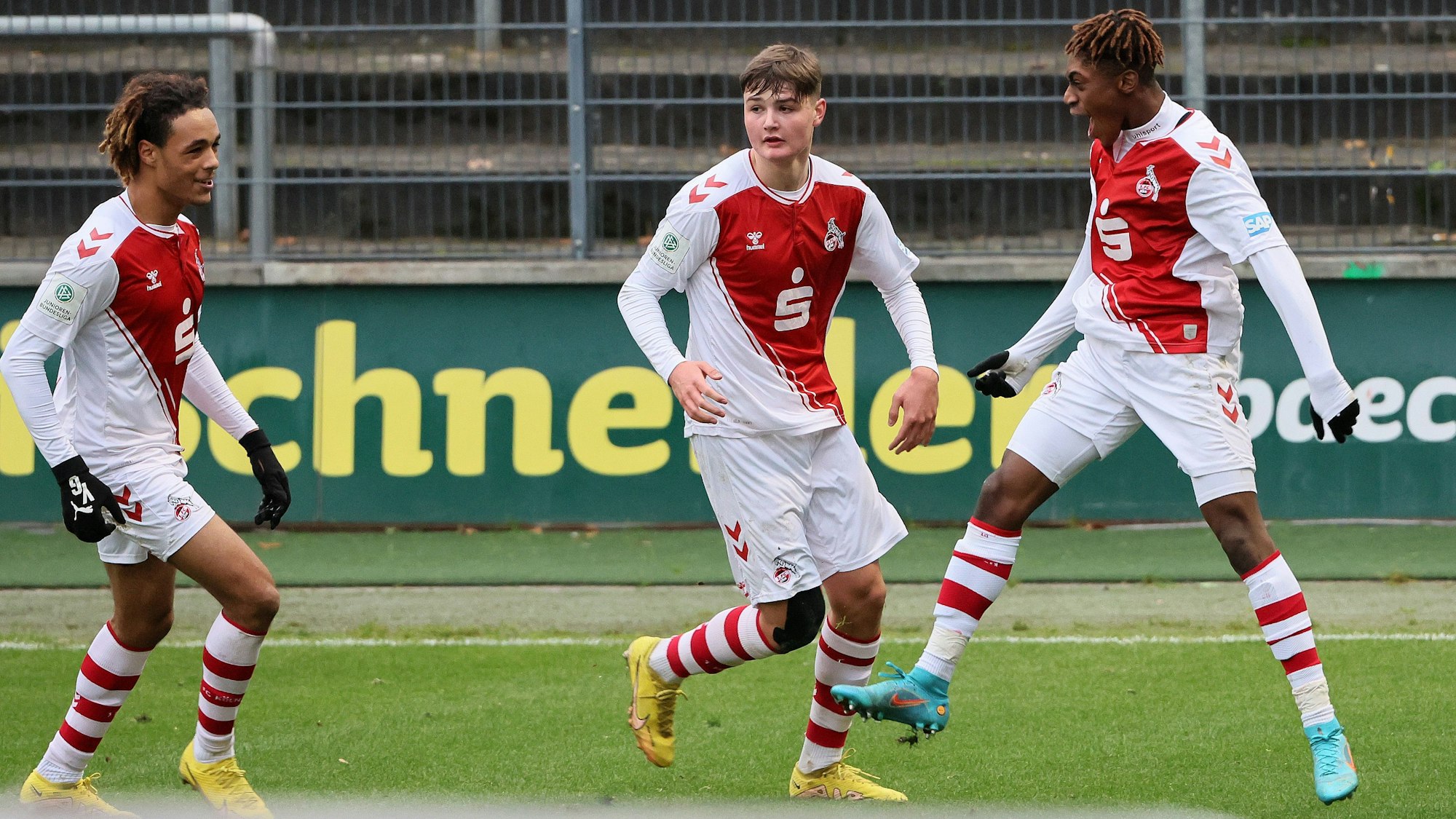 Jaka Cuber Potocnik jubelt mit Justin Diehl und Tidiane Toure.
