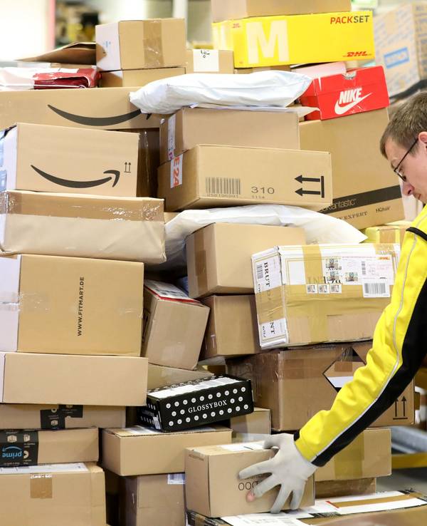Immer mehr Kundinnen und Kunden bestellen ihre Waren online. Hier eine Zustellbasis der Deutschen Post.