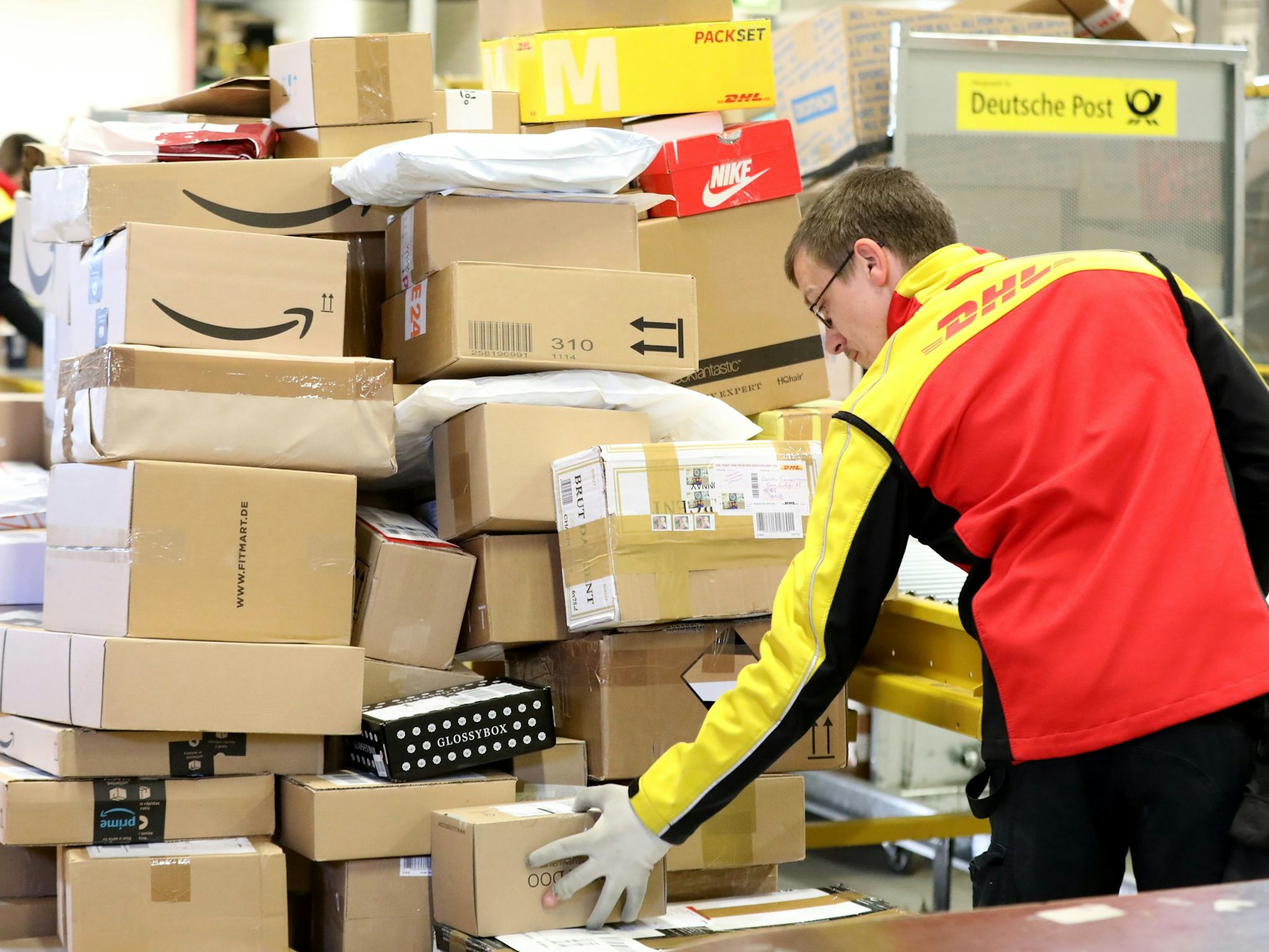 Immer mehr Kundinnen und Kunden bestellen ihre Waren online. Hier eine Zustellbasis der Deutschen Post.