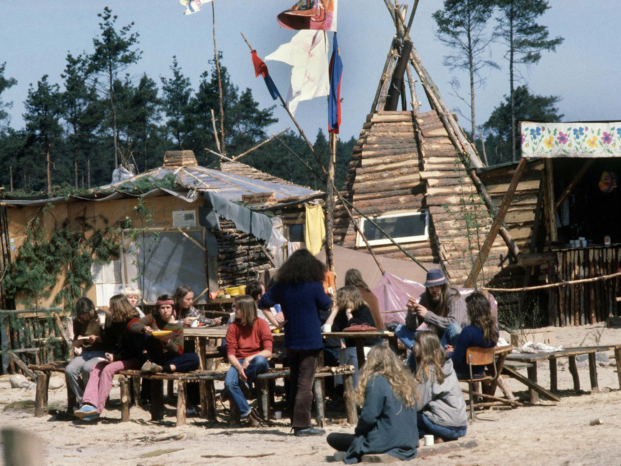 Bewohner des Anti-Atom-Dorfes auf der Tiefbohrstelle 1004 auf dem Gelände für die geplante nukleare Entsorgungsanlage bei Gorleben im Wendland am 7. Mai 1980.