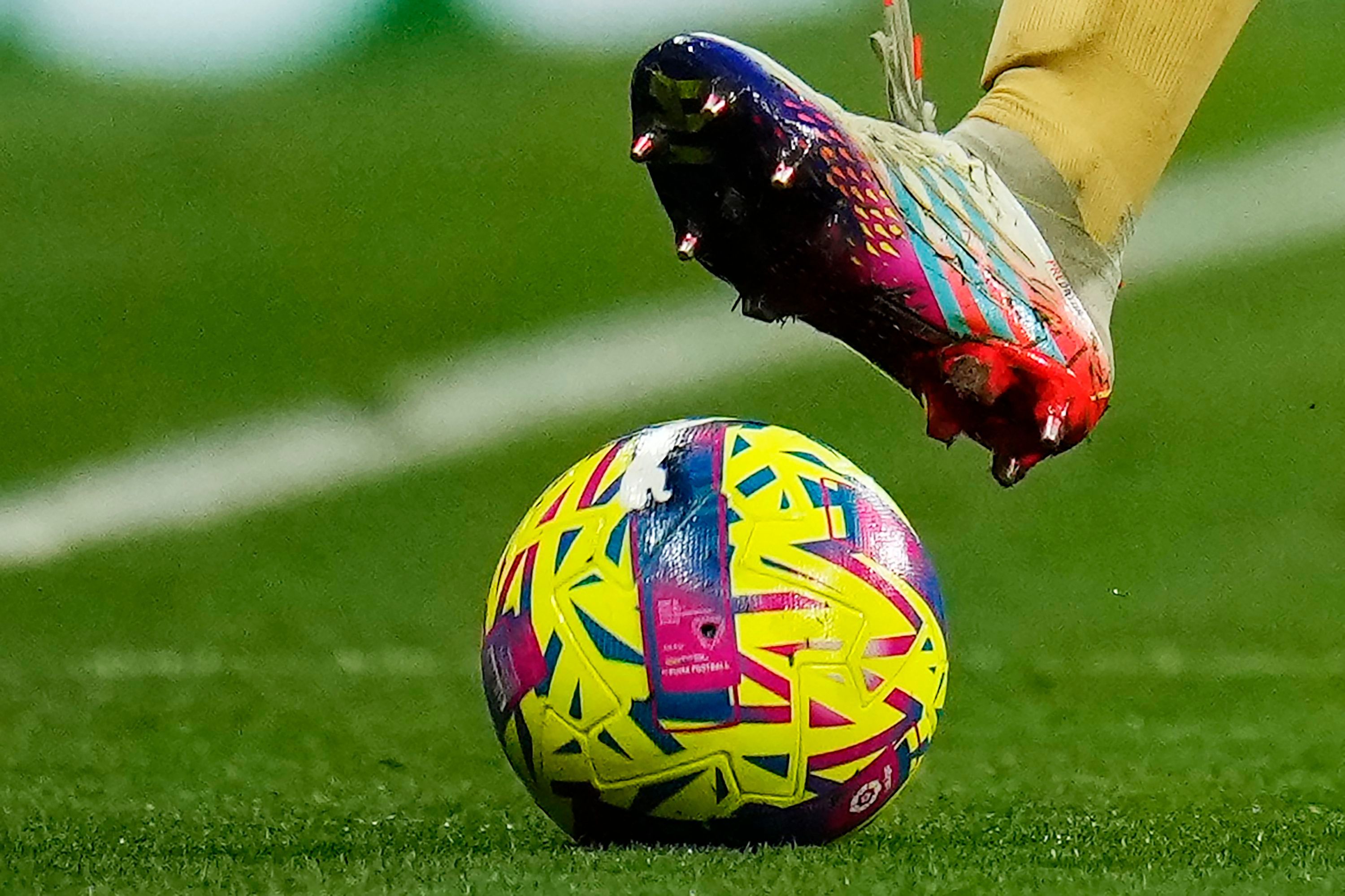 Barcelonas Jules Kounde kontrolliert den Ball während des spanischen La-Liga-Fußballspiels zwischen Atletico Madrid und dem FC Barcelona im Stadion Civitas Metropolitano in Madrid, Spanien.