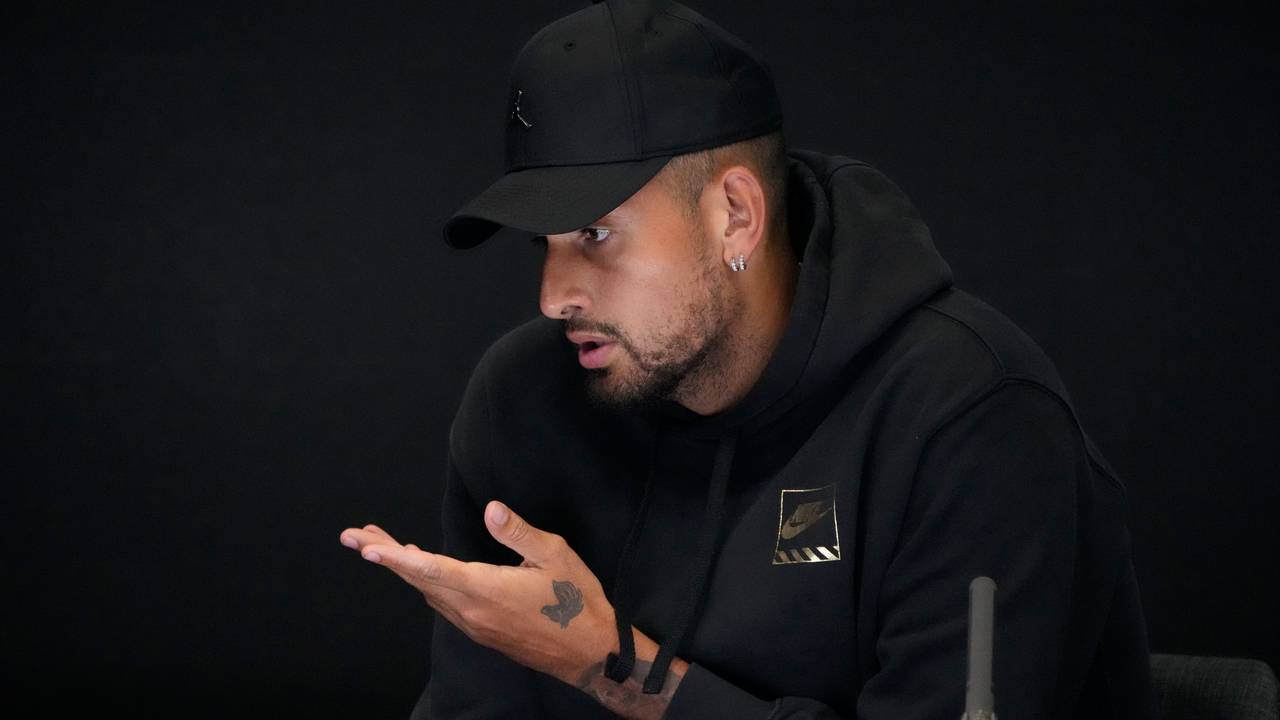 Nick Kyrgios spricht mit Baseball-Kappe bei einer pressekonferenz.