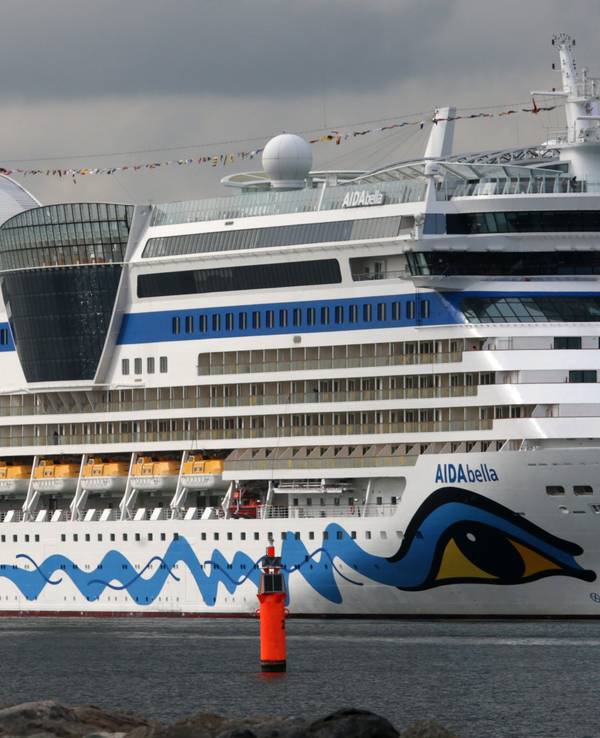 Das Kreuzfahrtschiff AIDAbella (hier 2014) ist im Golf von Biskaya in einen schweren Sturm geraten.