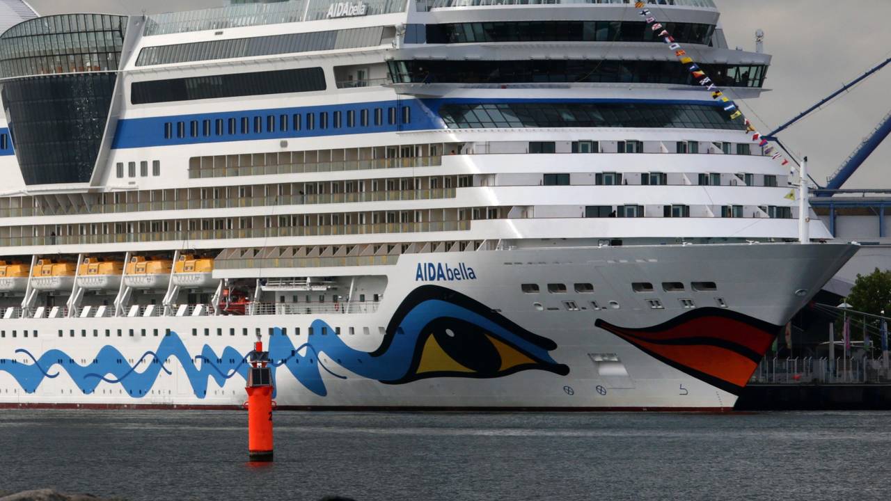 Das Kreuzfahrtschiff AIDAbella (hier 2014) ist im Golf von Biskaya in einen schweren Sturm geraten.