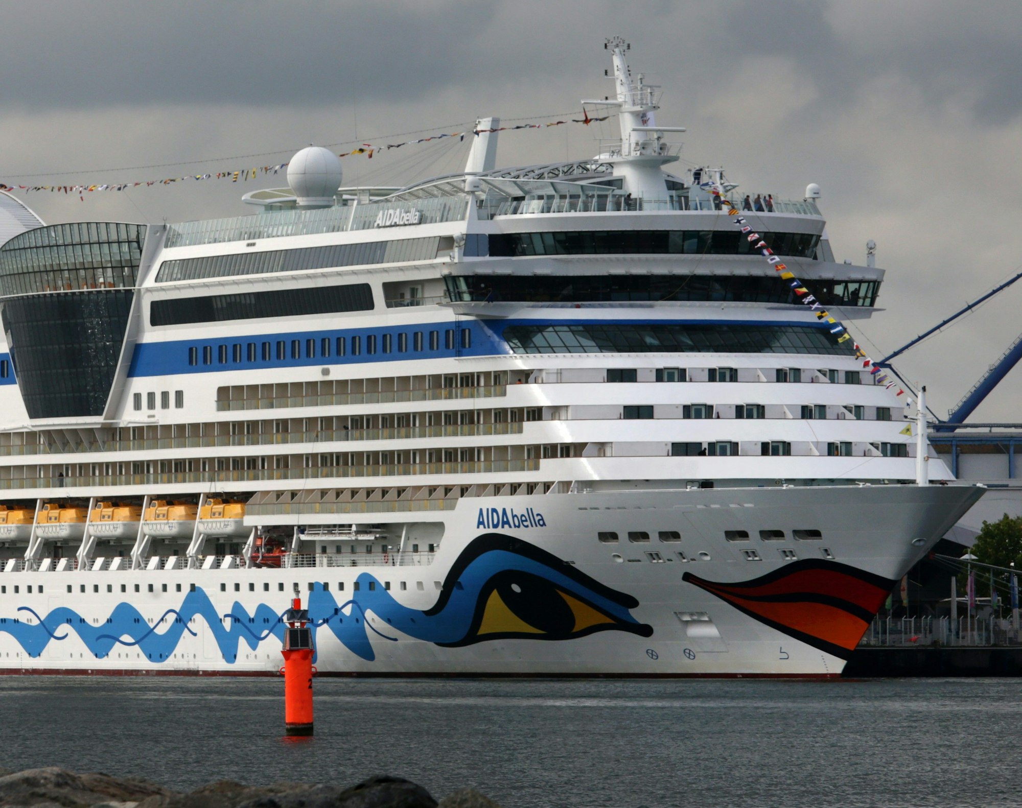 Das Kreuzfahrtschiff AIDAbella (hier 2014) ist im Golf von Biskaya in einen schweren Sturm geraten.