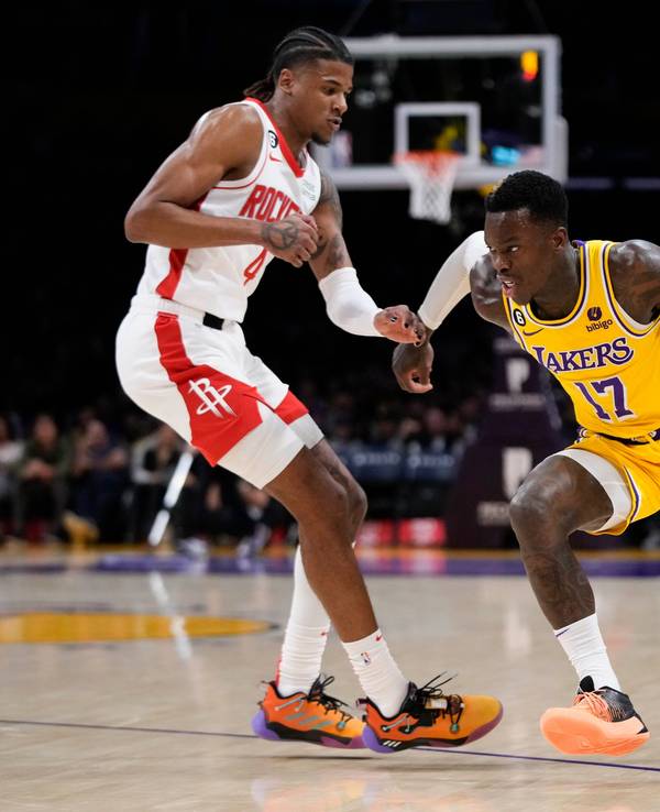 Lakers-Star Dennis Schröder versucht an Houstons Jalen Green vorbeizukommen.