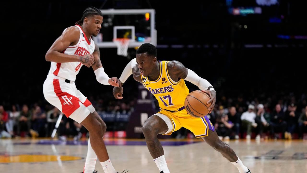 Lakers-Star Dennis Schröder versucht an Houstons Jalen Green vorbeizukommen.