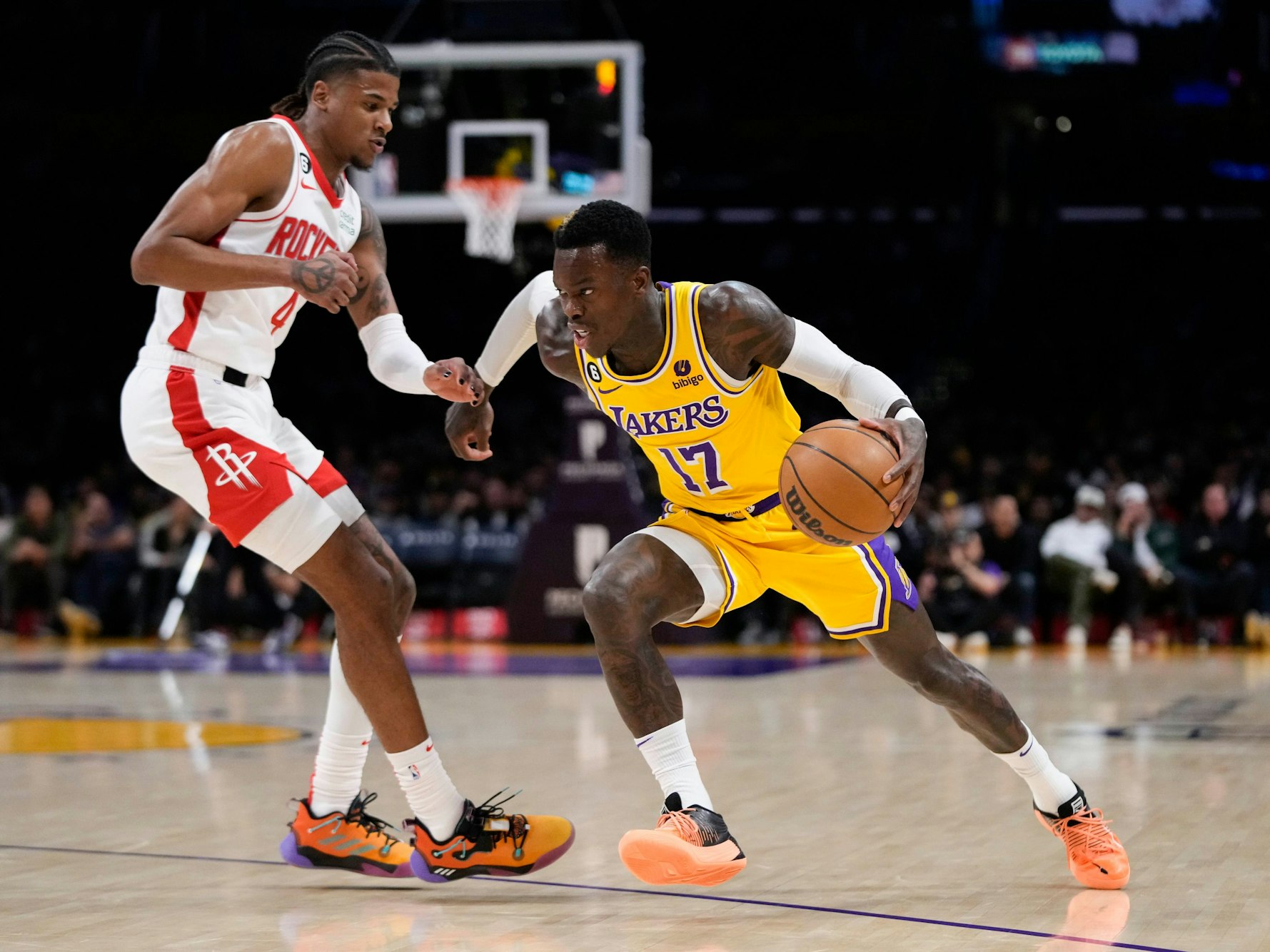 Lakers-Star Dennis Schröder versucht an Houstons Jalen Green vorbeizukommen.