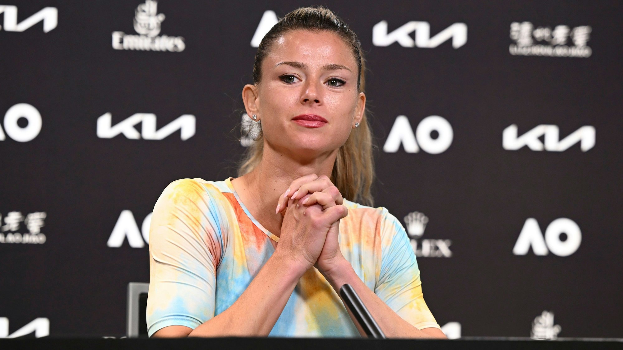 Camila Giorgi sitzt bei der Pressekonferenz nach ihrem Erstrunden-Spiel bei den Australian Open am Rednerpult.