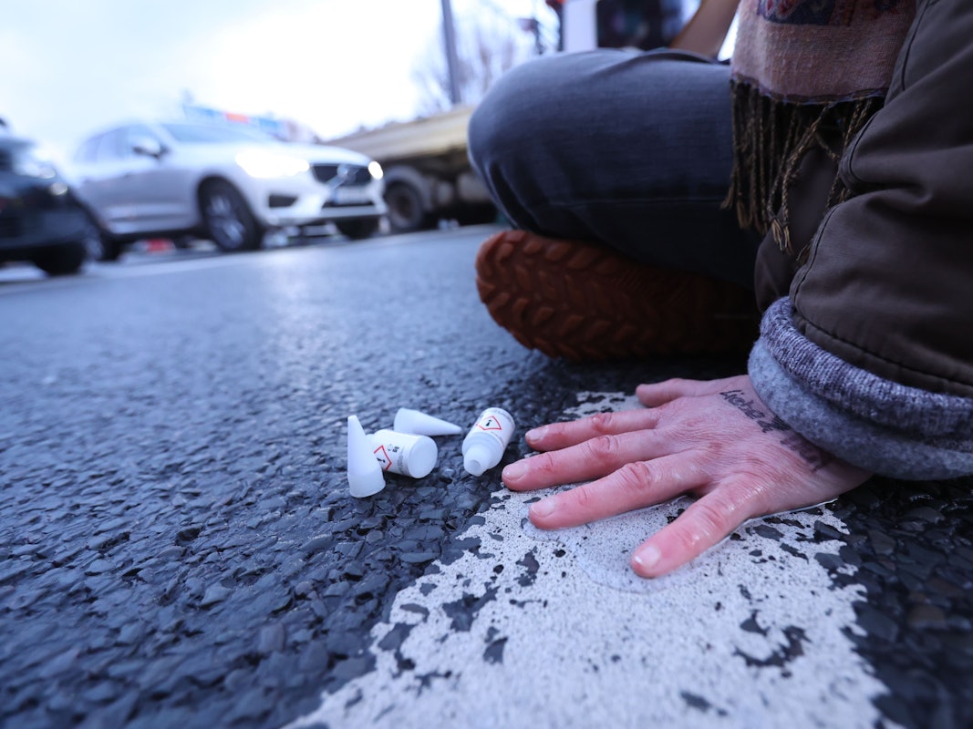 Klimakleber auf der Aachener Str. zur Hauptverkehrszeit am frühen Morgen in Richtung Zentrum.