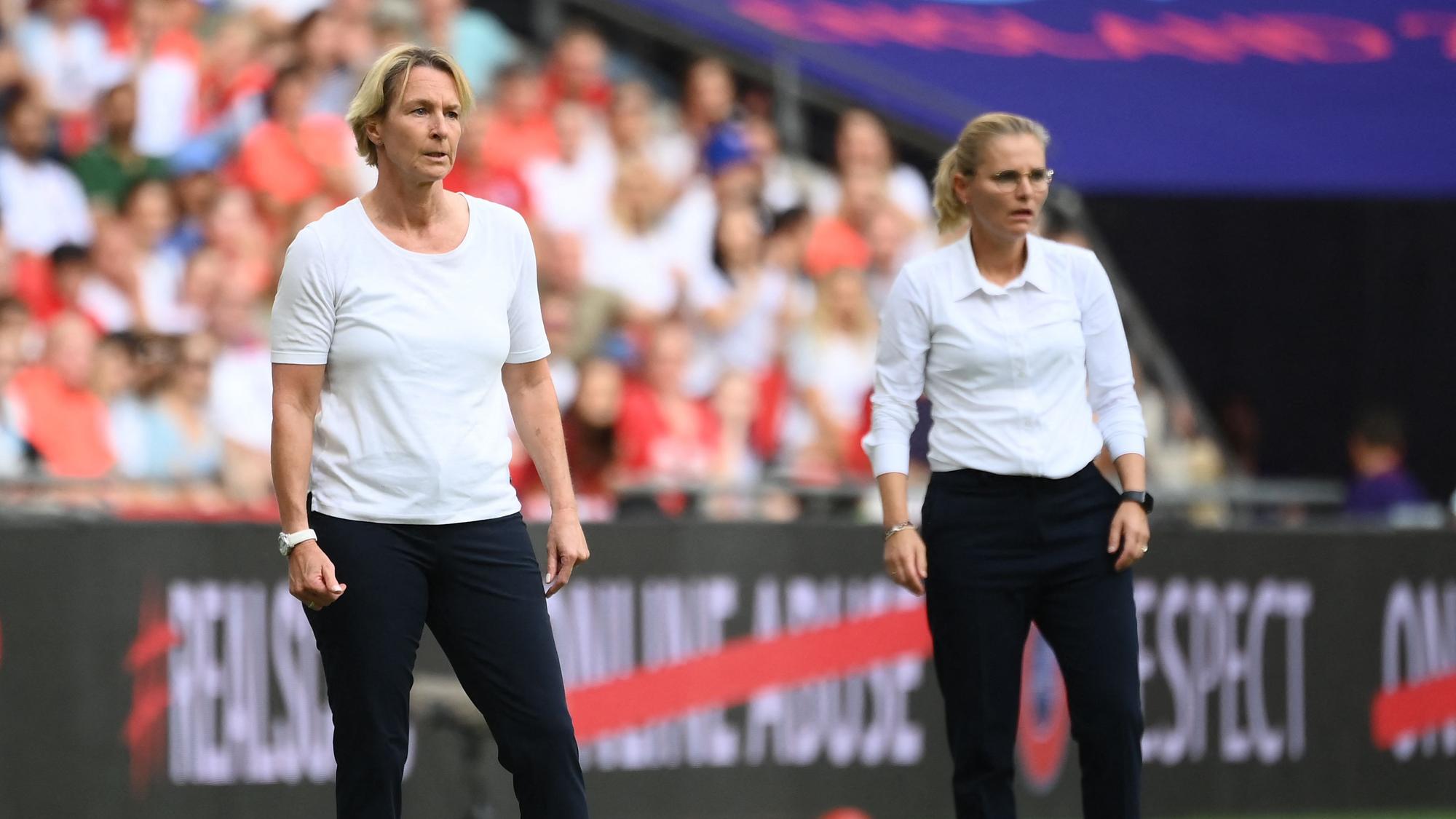 Martina Voss-Tecklenburg (l.) steht neben England-Trainerin Sarina Wiegman beim EM-Finale in London.