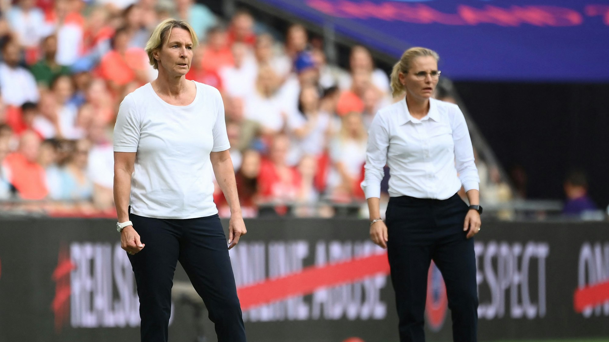 Martina Voss-Tecklenburg (l.) steht neben England-Trainerin Sarina Wiegman beim EM-Finale in London.