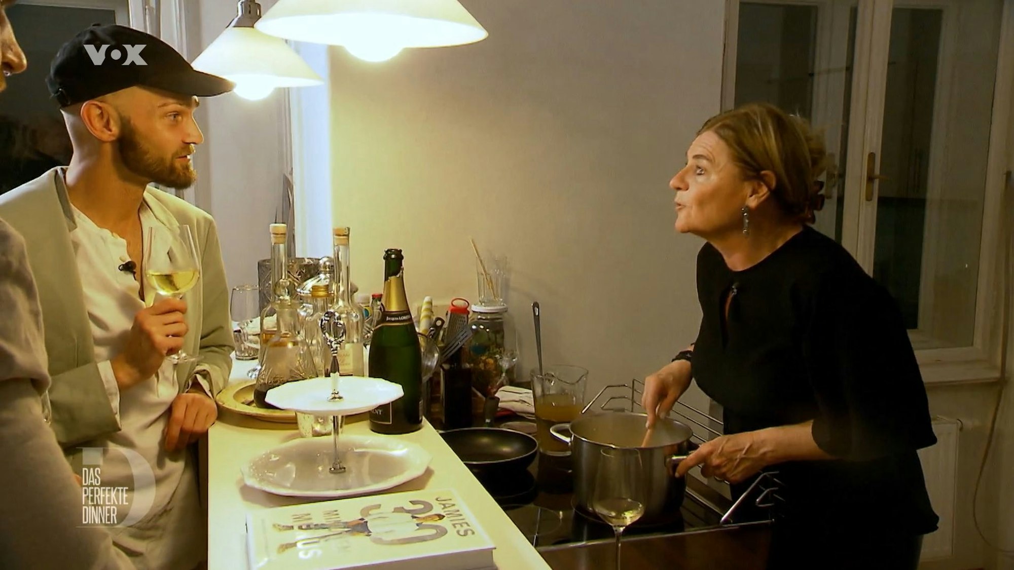 Bella kocht in der Küche, während sie sich mit Kandidat Christoph redet.