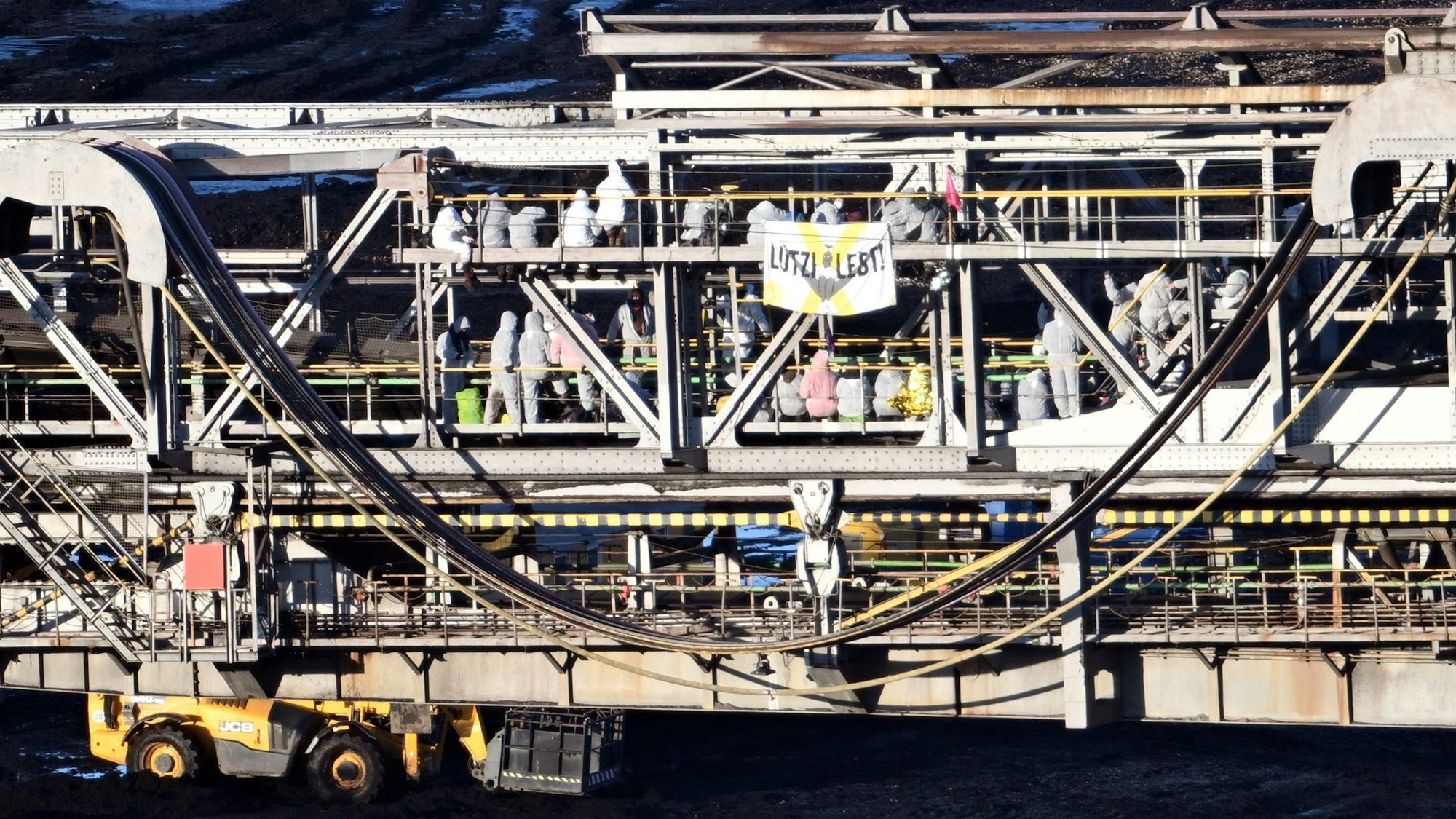 Aktivisten besetzen einen Schaufelradbagger im Braunkohletagebau Inden.