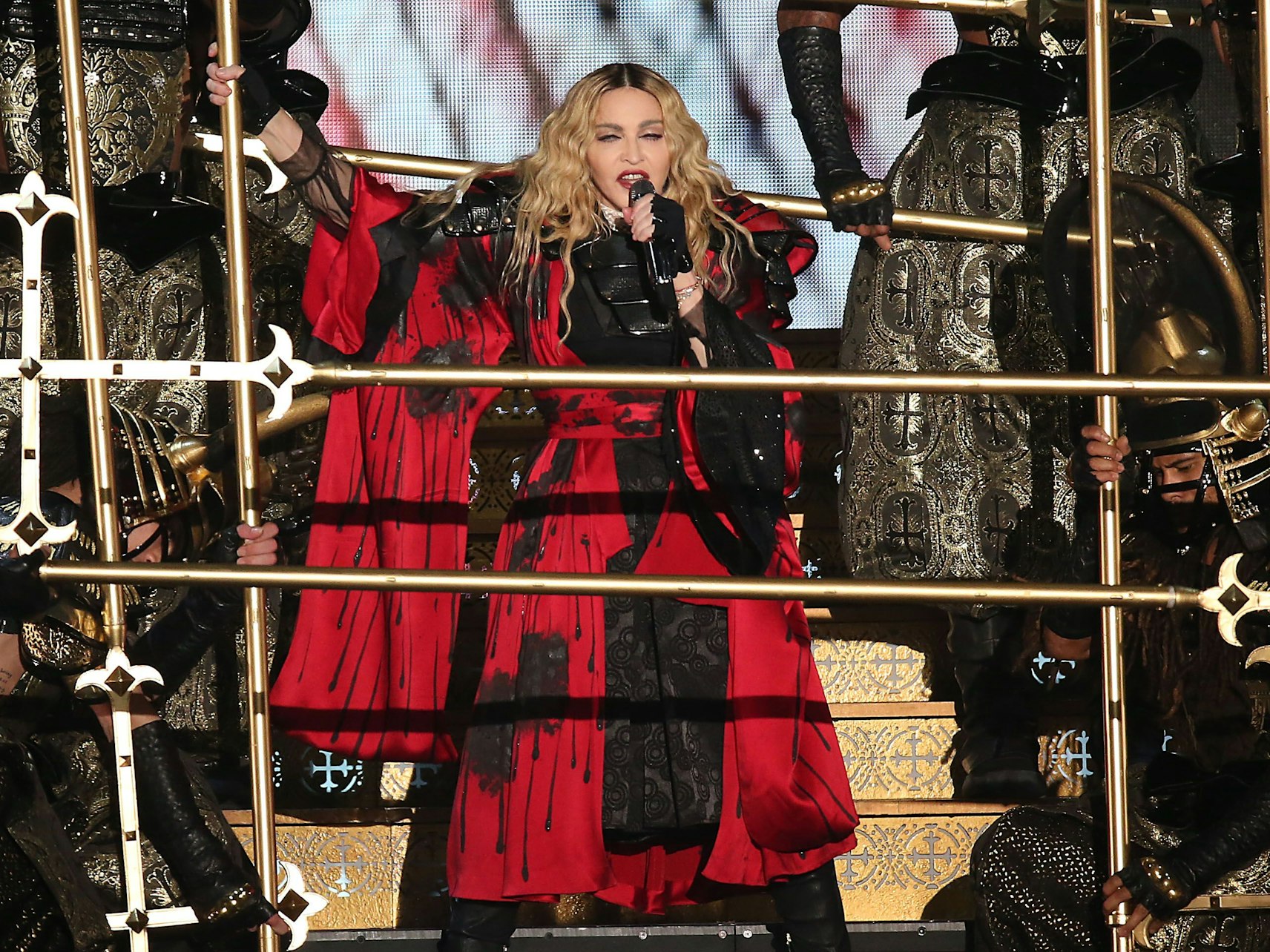 Madonna steht in Köln auf der Bühne.