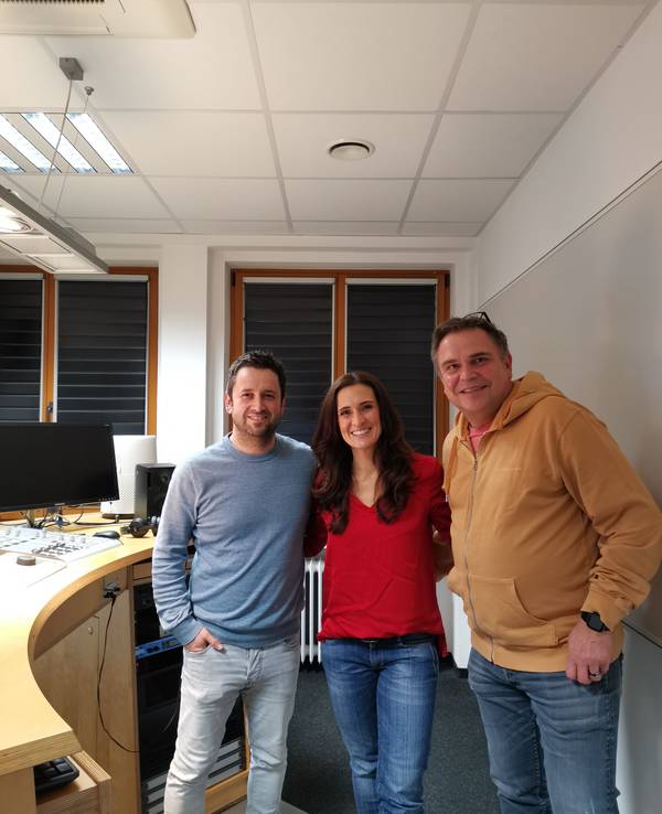 Aline Ackers (M.) und Jochem Schlömer (r.) mit Gastgeber Dominik Becker beim Podcast Kölsch & Jot.