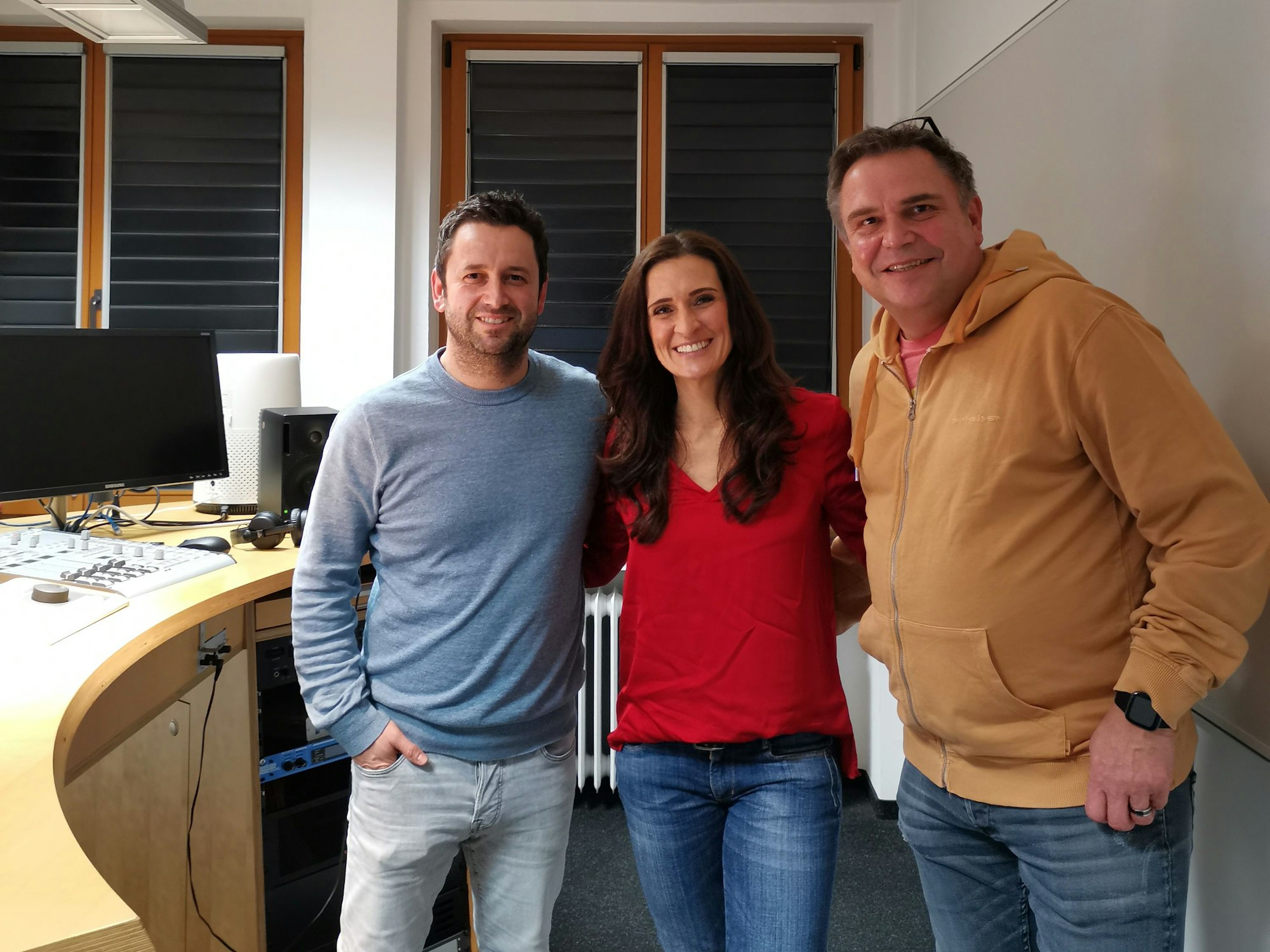 Aline Ackers (M.) und Jochem Schlömer (r.) mit Gastgeber Dominik Becker beim Podcast Kölsch & Jot.