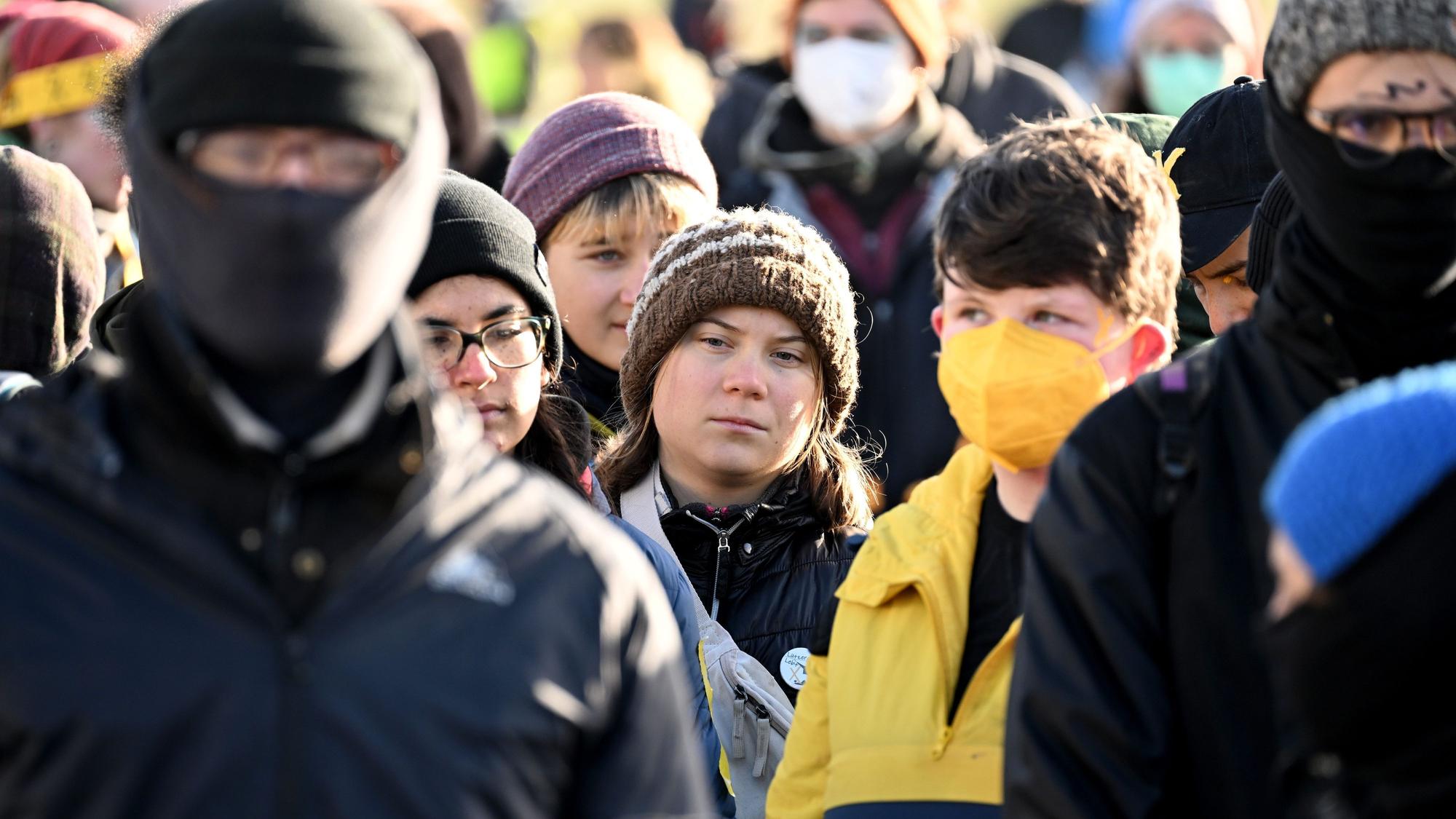 Klimaaktivistin Greta Thunberg (M.) und andere Aktivisten und Kohle-Gegner nehmen an einer Protestaktion nach der Räumung von Lützerath teil.