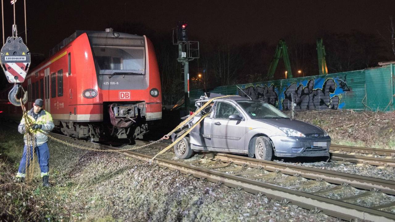 Ein Kran transportiert den beschädigten Ford Focus von den Gleisen ab.