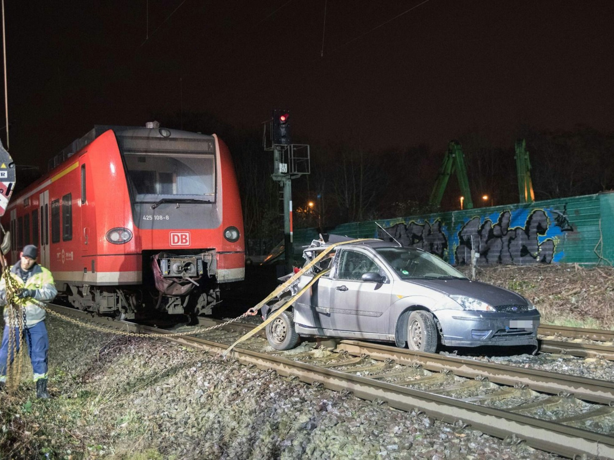 Ein Kran transportiert den beschädigten Ford Focus von den Gleisen ab.