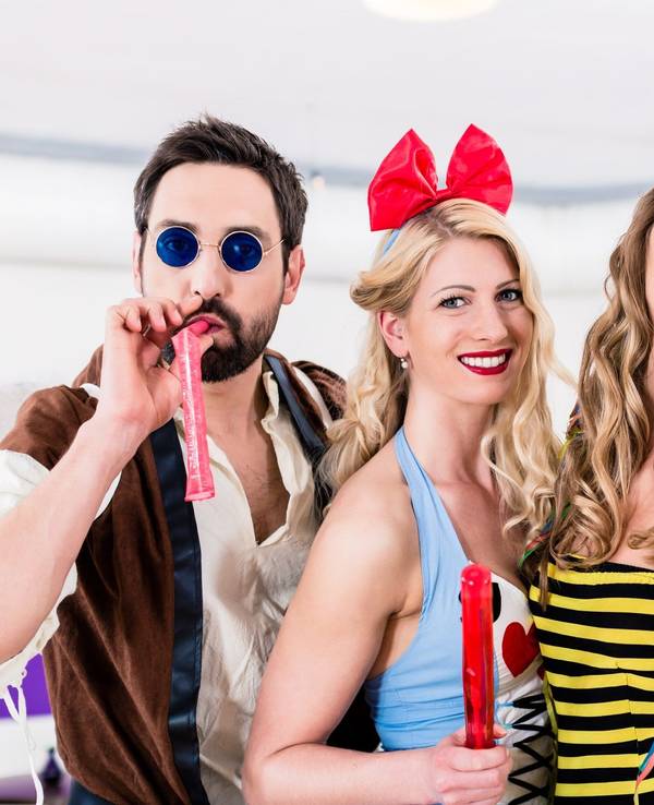 Party-Leute feiern verkleidet.