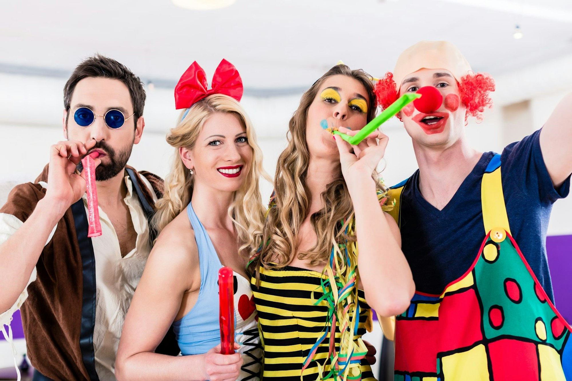 Party-Leute feiern verkleidet.