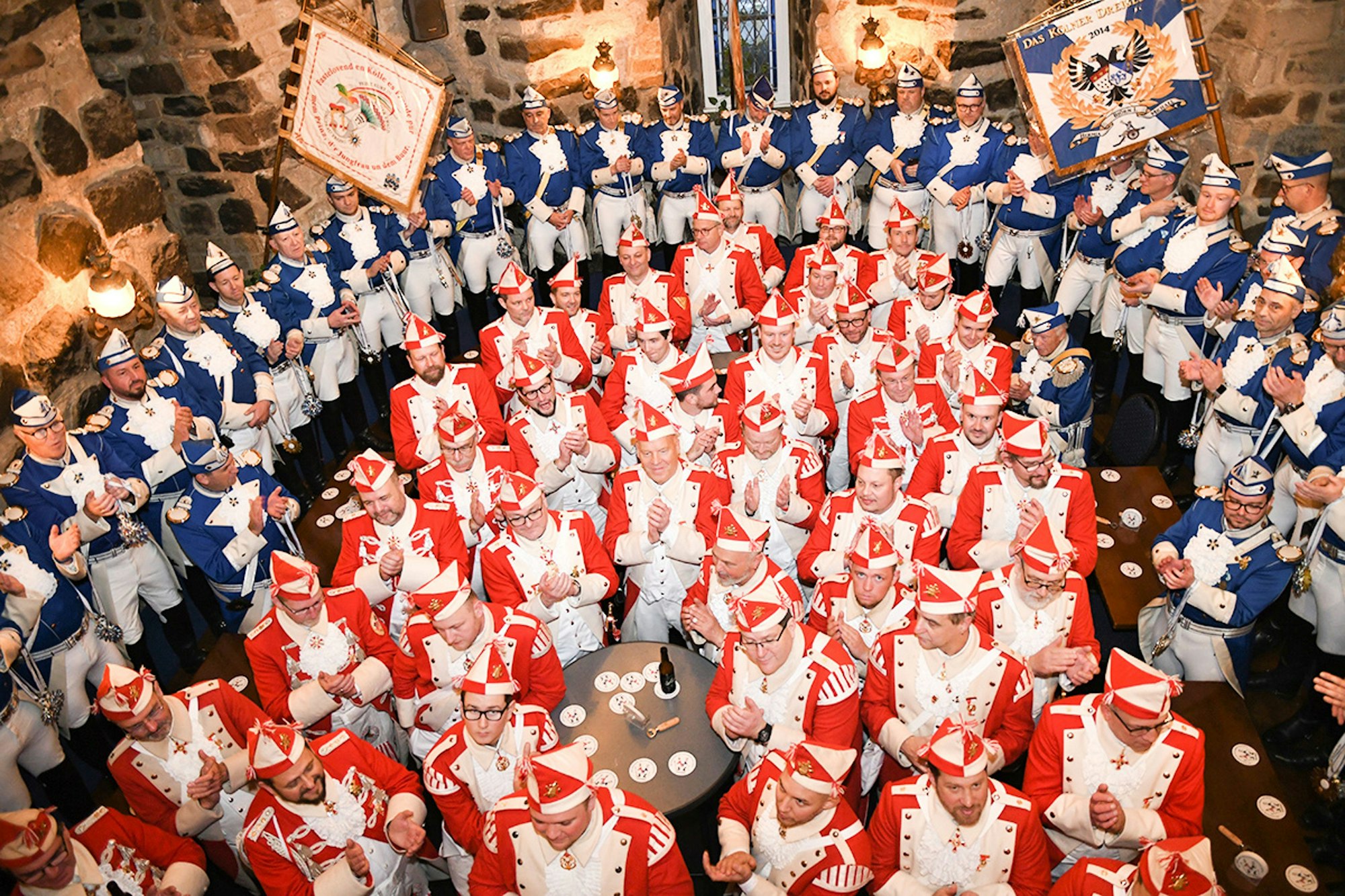 Tolles Bild: Die Blauen Funken kreisten die Roten Funken im Sachsenturm ein.