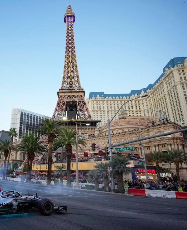 Formel-1-Fahrer George Russel mit seinem Mercedes auf dem Grand Prix in Las Vegas