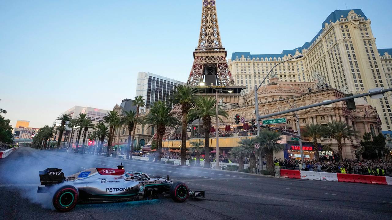 Formel-1-Fahrer George Russel mit seinem Mercedes auf dem Grand Prix in Las Vegas
