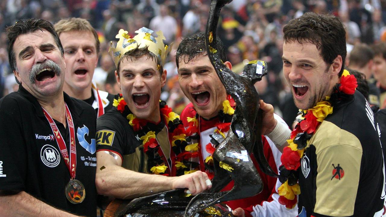 Handball-WM, Finale im Jahr 2007: Deutschland besiegte Polen in der Lanxess-Arena. Trainer Heiner Brand (l-r) hält den WM-Pokal zusammen mit seinen Spielern Michael Kraus, Torwart Henning Fritz und Kapitän Markus Bauer.